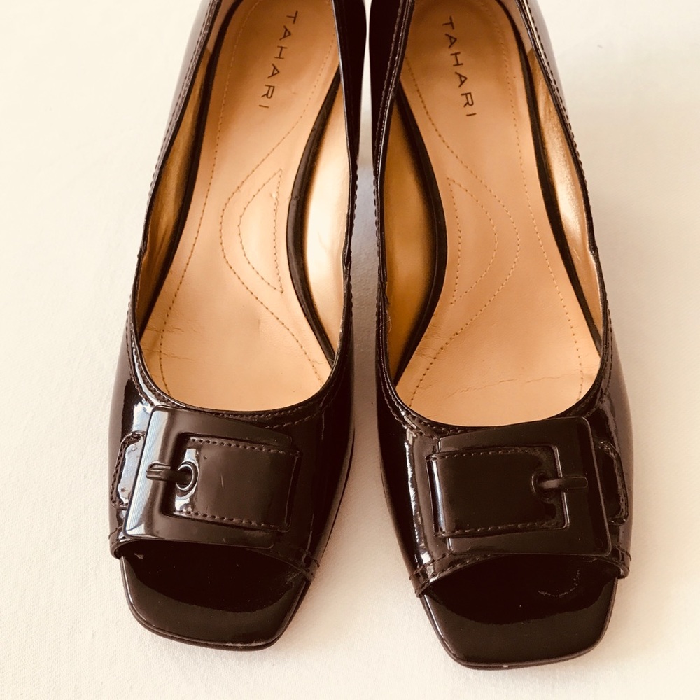 VINTAGE TAHARI BROWN PATENT KITTEN HEELS SZ 9